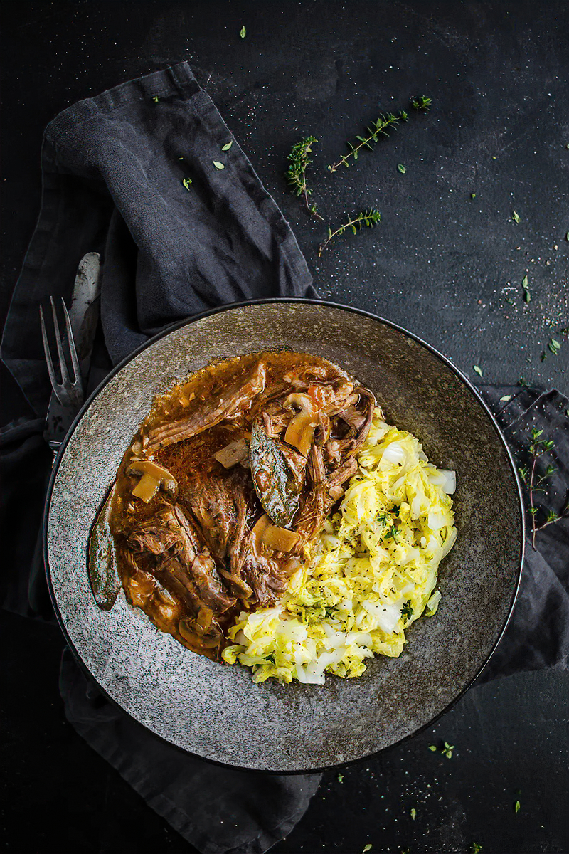 Receta carne estofada de res con repollo y mantequilla de hierbas