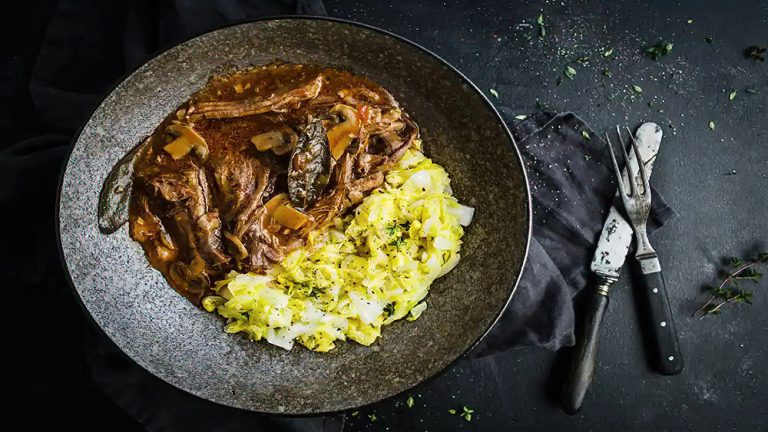 Receta carne estofada de res con repollo y mantequilla de hierbas