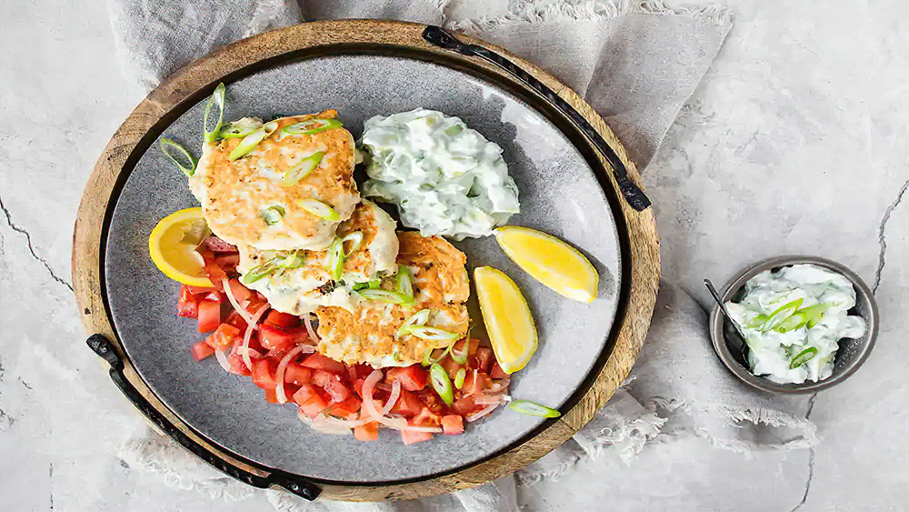 Receta frituras de pollo keto con tzatziki de aguacate y ensalada de tomate