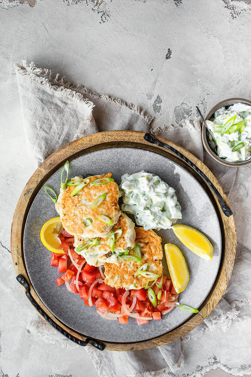 Receta frituras de pollo keto con tzatziki de aguacate y ensalada de tomate