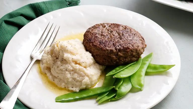 Receta hamburguesa de ternera con puré de raíz de apio y guisantes dulces