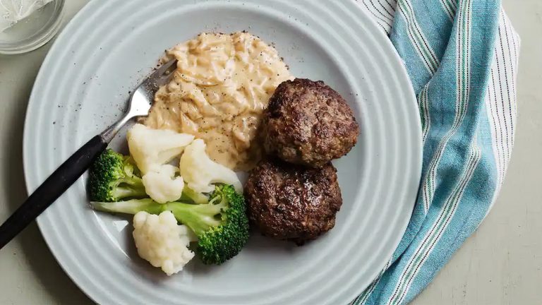Receta hamburguesas de res con salsa cremosa de cebolla y brócoli bajo en carbohidratos