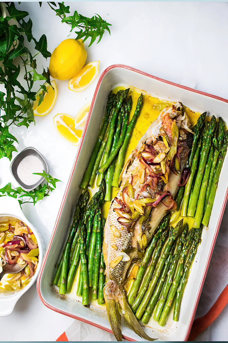 Receta pargo asado con cebollas y espárragos1