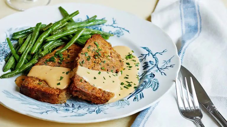 Receta pastel de carne bajo en carbohidratos con salsa y judías verdes