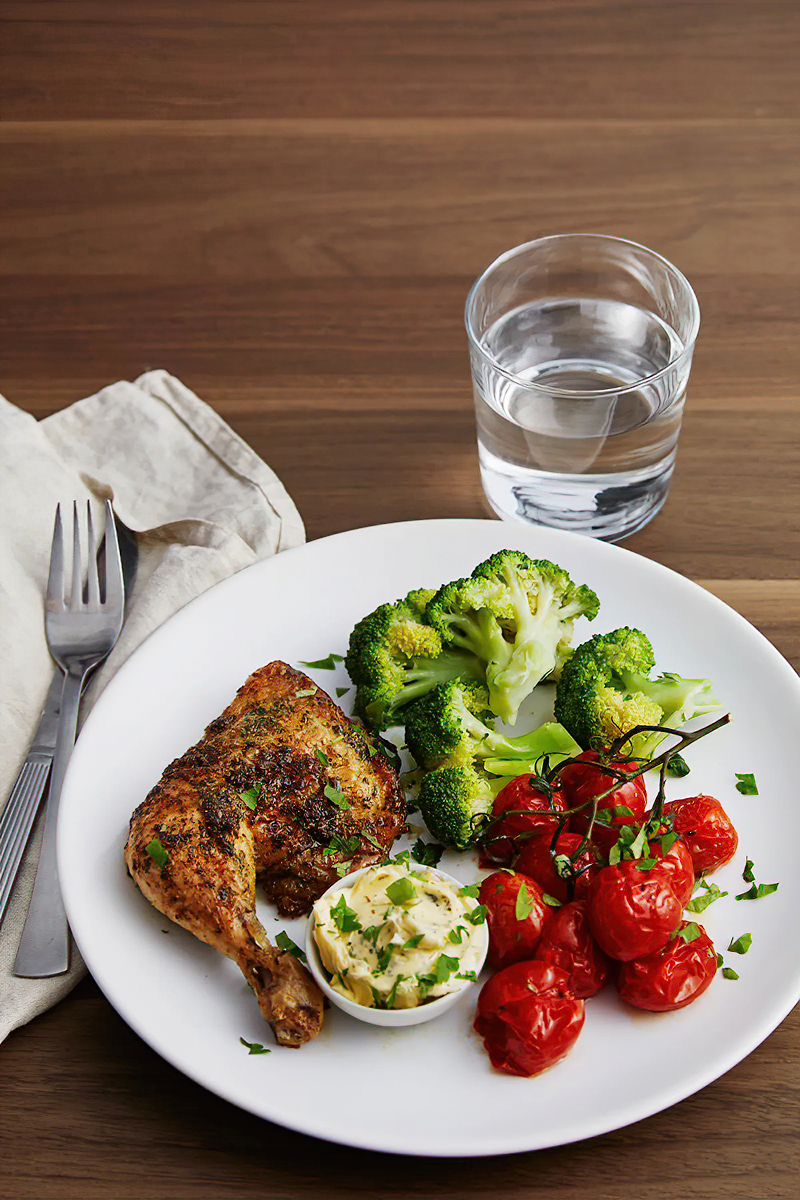 Receta pollo asado con tomatitos cherry y mantequilla de ajo