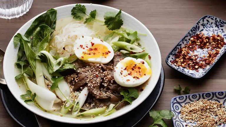 Receta ramen cetogénico de carne de res