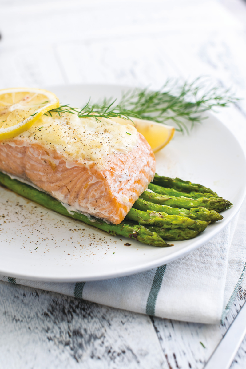 Receta salmón cubierto de queso parmesano con espárragos