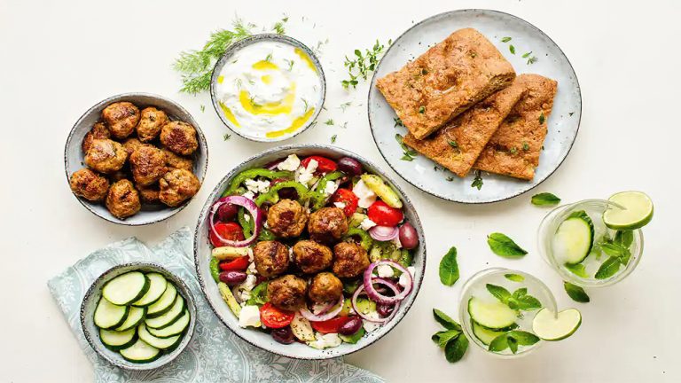 Receta tazón de albóndigas griegas bajo en carbohidratos con tzatziki