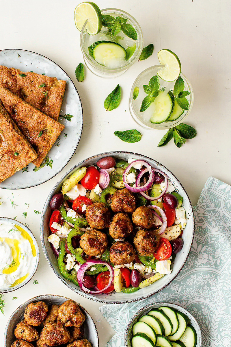 Receta tazón de albóndigas griegas bajo en carbohidratos con tzatziki