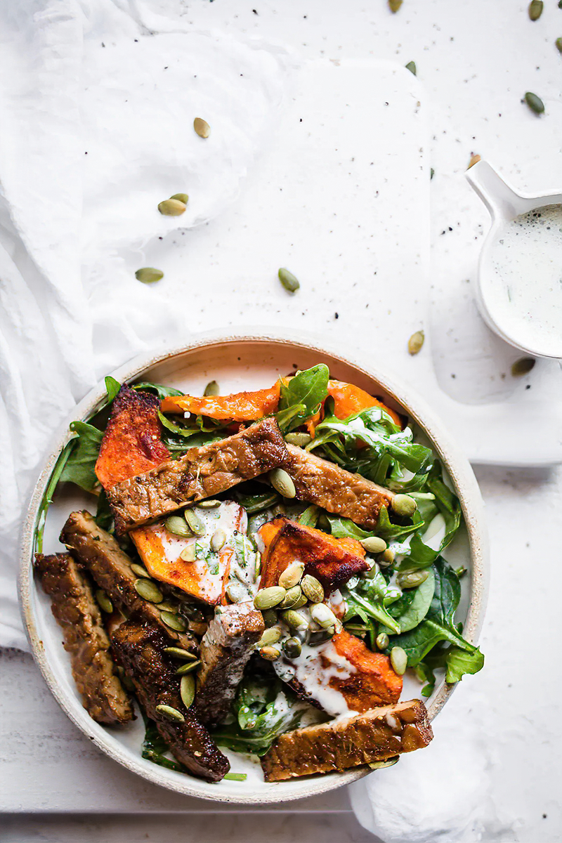Receta tazón vegano de tempeh y calabaza con aderezo de hierbas