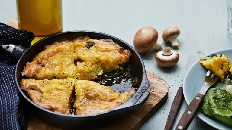 Receta tortilla cetogénica de queso de cabra y champiñones