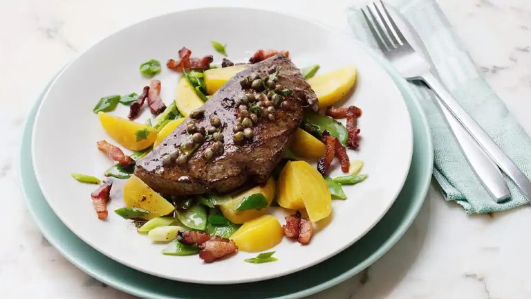 receta hígado de ternera con panceta y verduras fritas en mantequilla