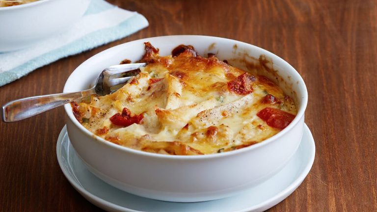 Estofado keto de pollo, queso y tomate