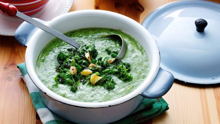 Receta Sopa bajo en carbohidratos vegana de col rizada y espinacas