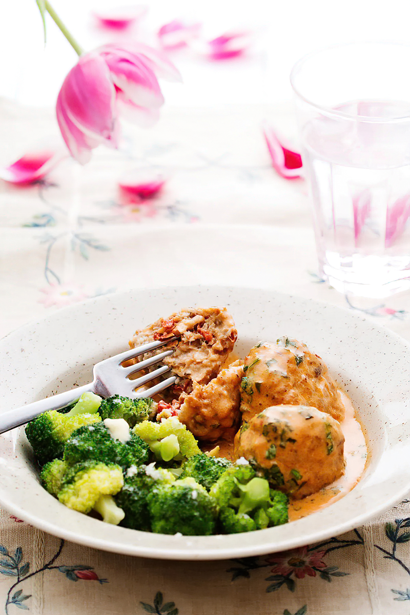 Receta albóndigas italianas de pollo con salsa de crema y brócoli