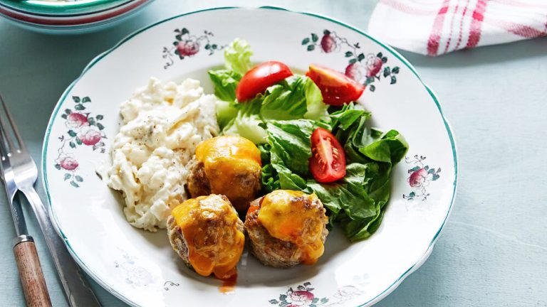Receta albóndigas keto con queso y ensalada de coliflor