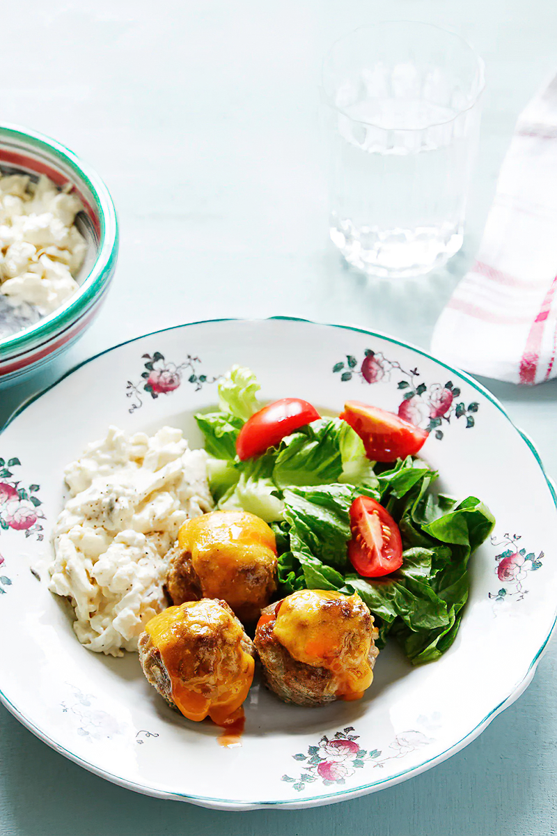 Receta albóndigas keto con queso y ensalada de coliflor