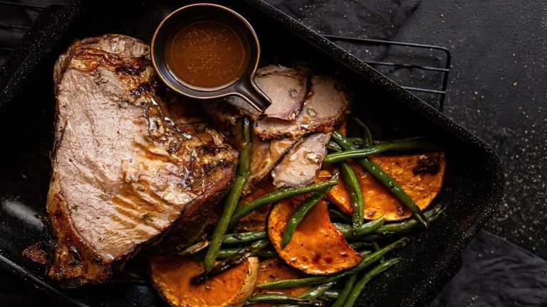 Receta asado de cordero con salsa de jugo de carne y verduras asadas