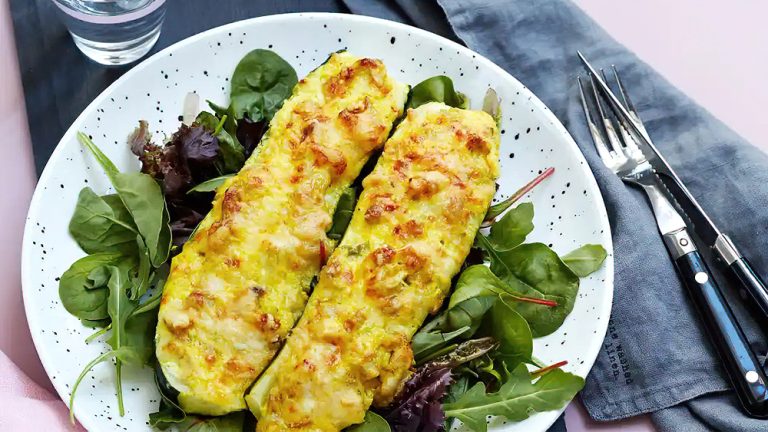 Receta barcas bajo en carbohidratos de calabacín con pollo al curry