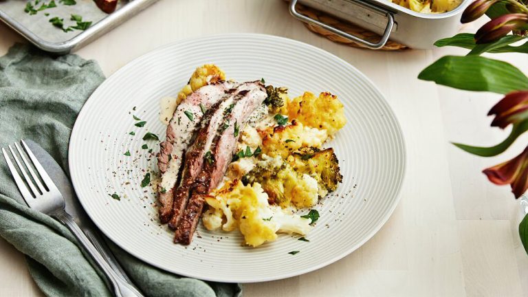 Receta bistec de falda con salsa de pimienta y gratinado de brócoli y coliflor