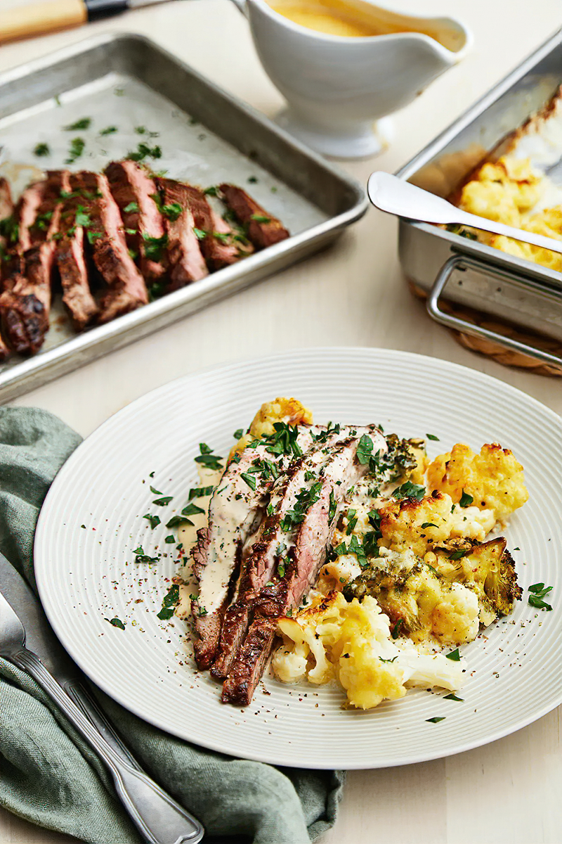 Receta bistec de falda con salsa de pimienta y gratinado de brócoli y coliflor