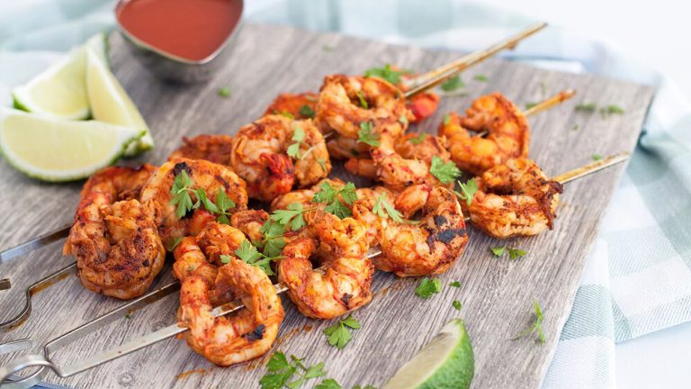 Receta brochetas de camarones con harissa y mantequilla