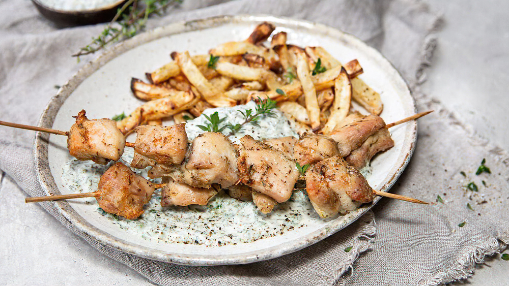 Receta brochetas de pollo con chips de apio y salsa de espinacas