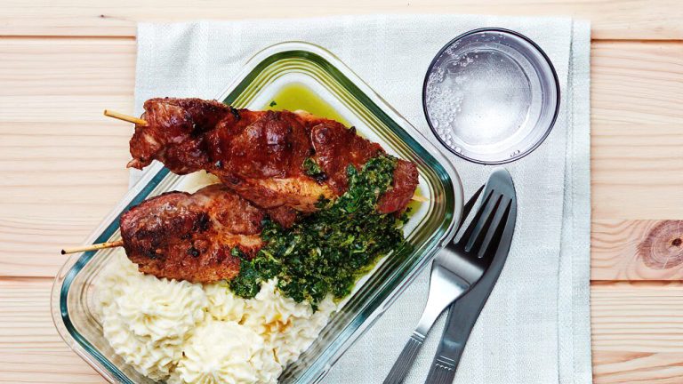 Receta brochetas keto de cerdo con puré de coliflor y salsa verde