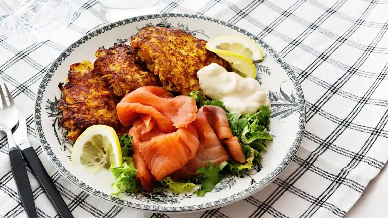 Receta buñuelos keto de colinabo con salmón ahumado