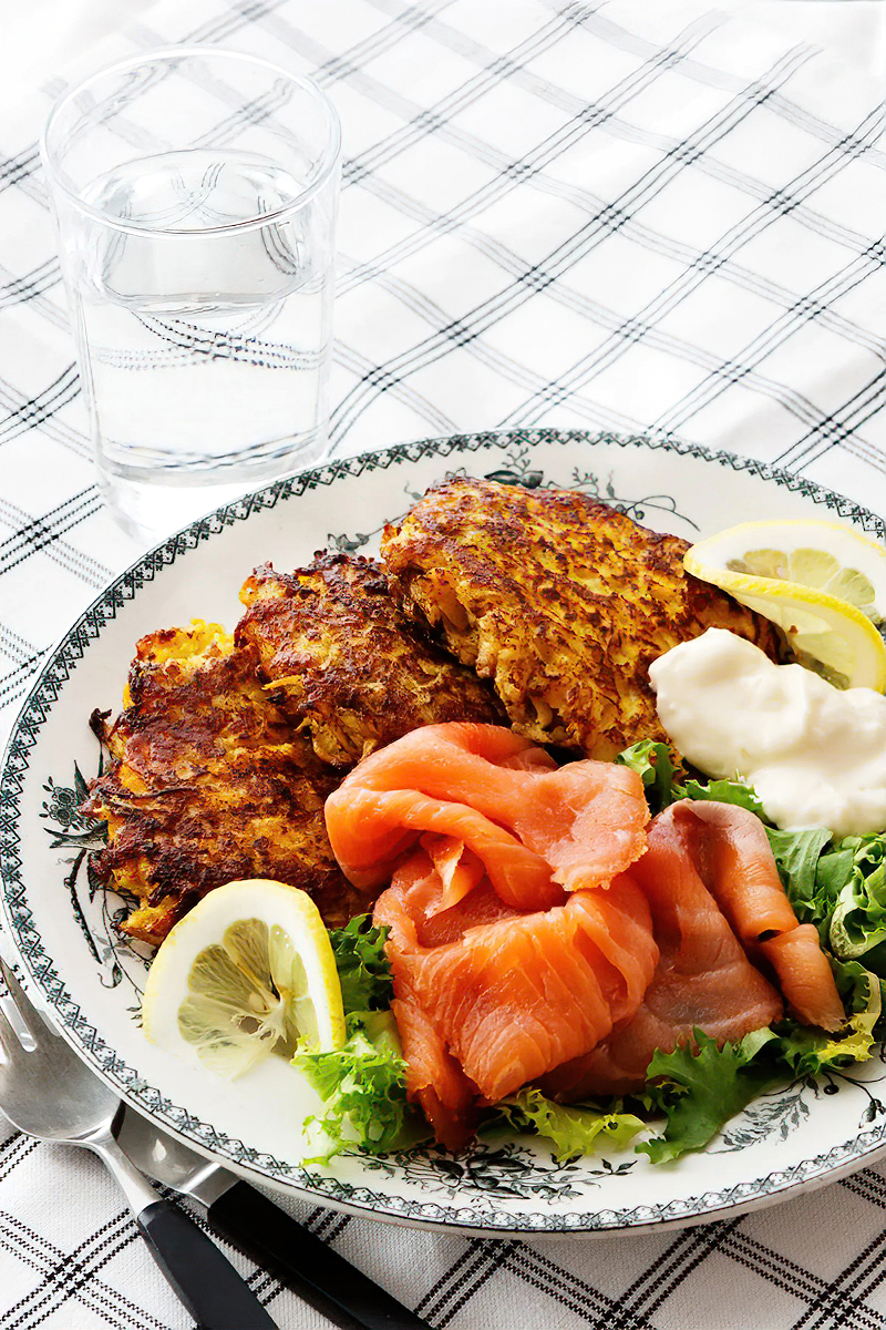 Receta buñuelos keto de colinabo con salmón ahumado