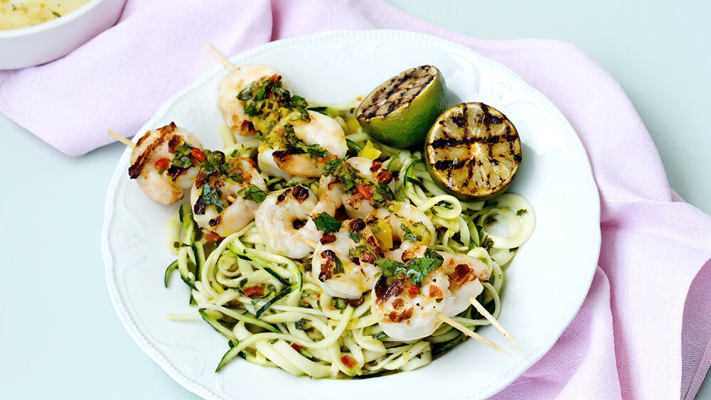 Receta camarones a la parrilla con chimichurri y espaguetis de calabacín