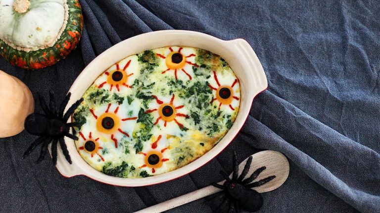 Receta cazuela keto de huevos con forma de ojos