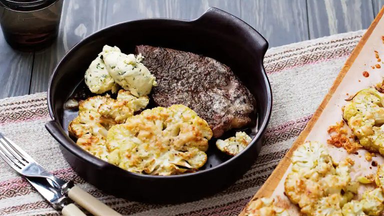 Receta chuletas de cerdo con coliflor asada al parmesano y mantequilla de hierbas