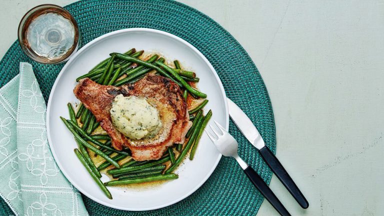 Receta chuletas keto de cerdo con judías verdes y mantequilla de ajo