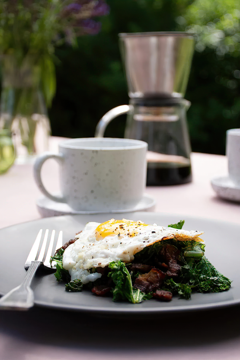 Receta col rizada con bacon crujiente y huevos fritos