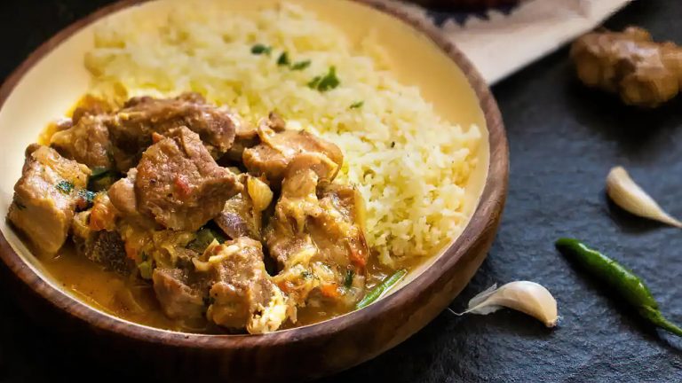 Receta curry keto de cordero al estilo Sindhi con arroz de coliflor