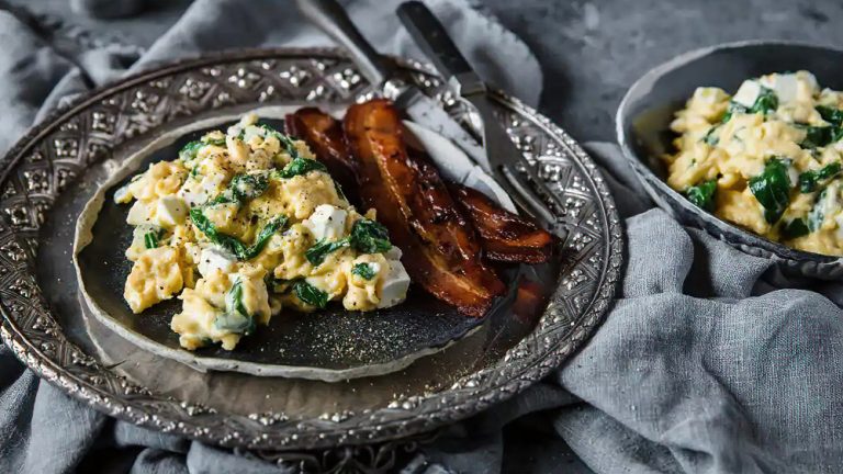 Receta desayuno de huevos revueltos con espinacas y queso feta