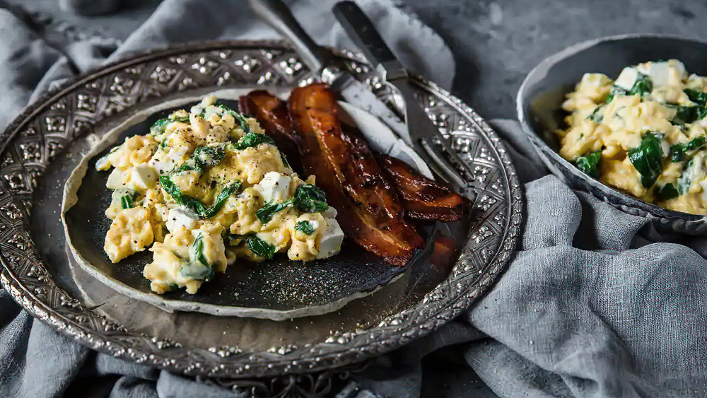 Receta desayuno de huevos revueltos con espinacas y queso feta