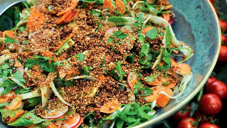 Receta ensalada de aguacate y rábanos con hinojo y zanahoria