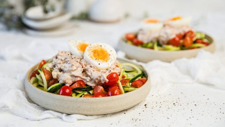 Receta ensalada keto de atún y espaguetis de calabacín
