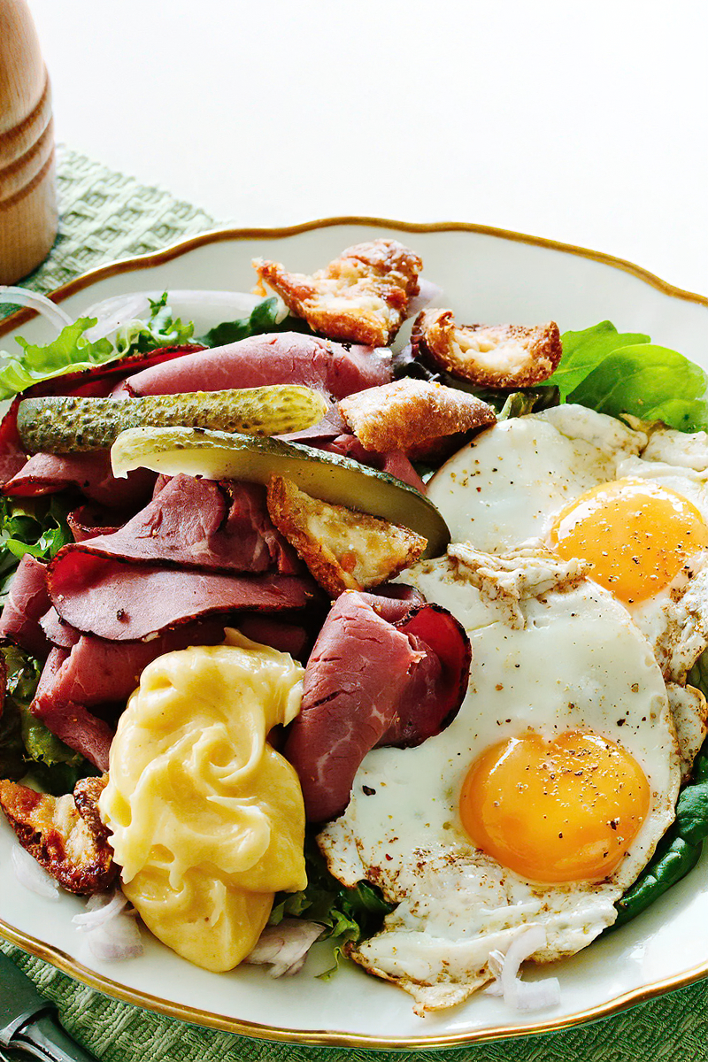 Receta ensalada keto de pastrami con huevos fritos y picatostes