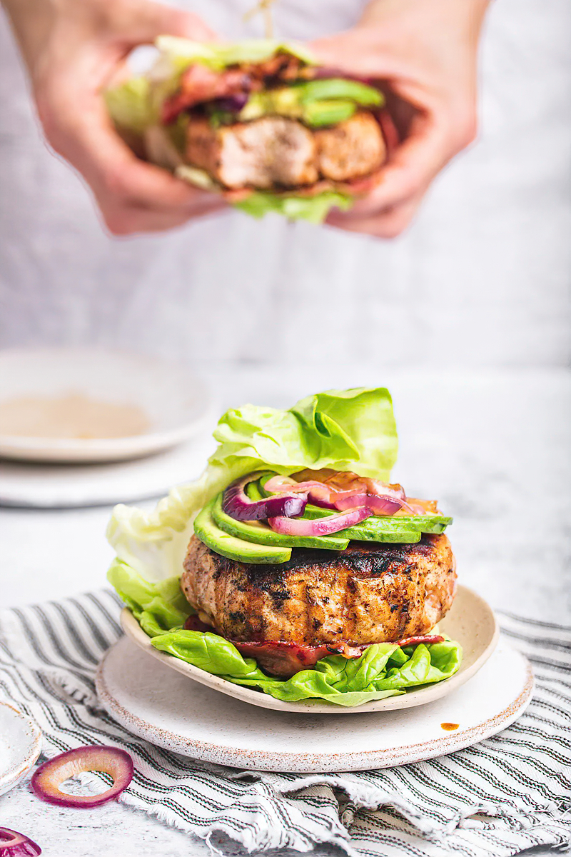 Receta hamburguesas de pollo, bacon y aguacate sin pan