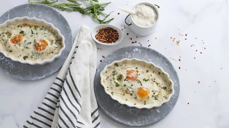 Receta huevos asados con salsa cremosa de estragón y cebollino