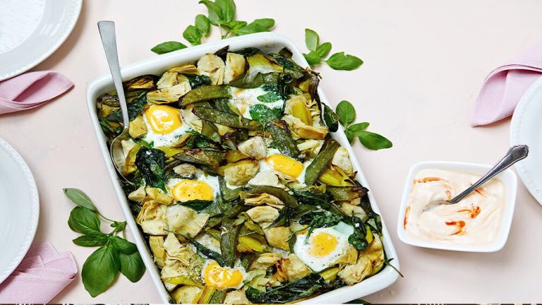Receta huevos asados con verduras y salsa picante de yogur