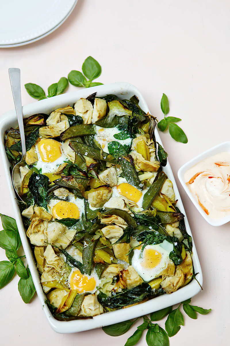 Receta huevos asados con verduras y salsa picante de yogur