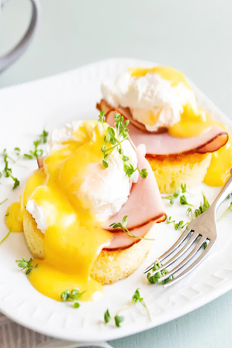 Receta huevos benedictinos keto con pan de taza