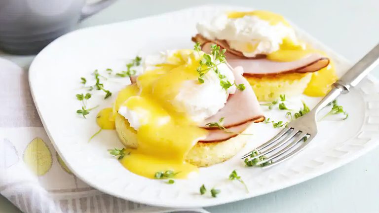 Receta huevos benedictinos keto con pan de taza