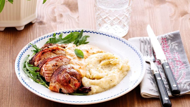 Receta lomo de cerdo envuelto en bacon con puré de coliflor al ajillo