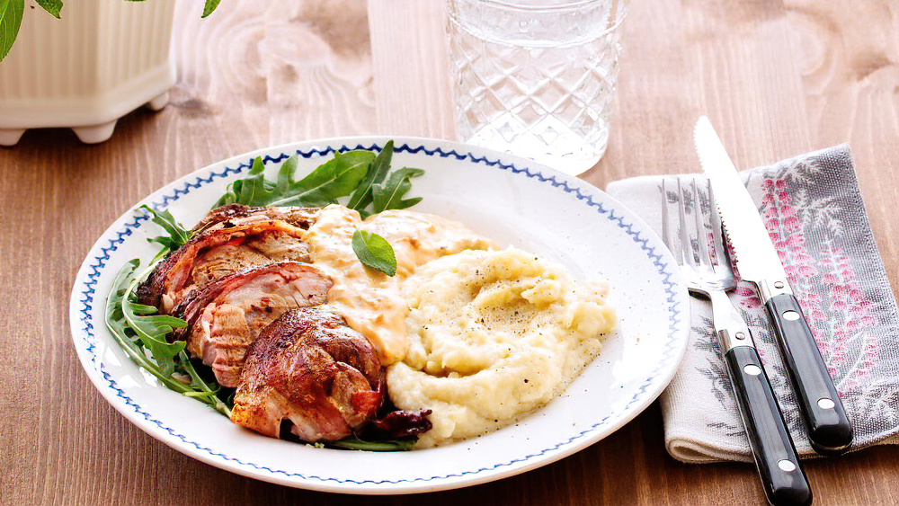 Receta lomo de cerdo envuelto en bacon con puré de coliflor al ajillo