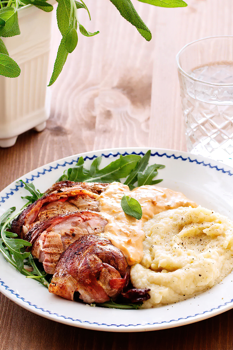 Receta lomo de cerdo envuelto en bacon con puré de coliflor al ajillo